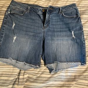 Jennifer Lopez boyfriend jean shorts